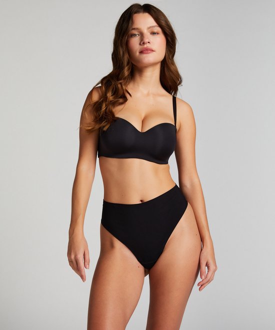 Model in een zwarte strapless beugel-bh met bijpassende high-waisted slip.