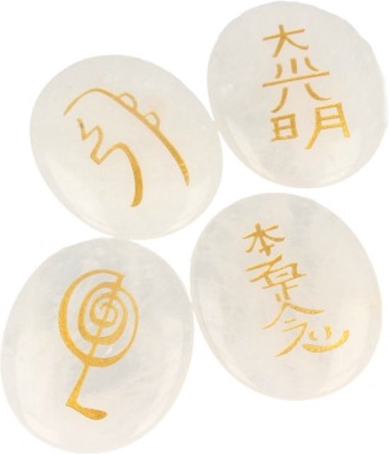 Vier witte kristallen stenen met gouden symbolen en Chinese karakters.