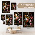 Un salon avec un canapé et une table basse, sur lesquels différentes tailles de la nature morte florale sont exposées.