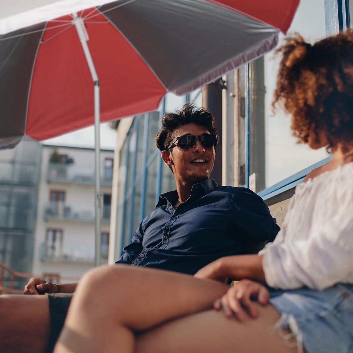Parasol 160cm in grijze en felroze kleuren, verstelbaar en kantelbaar, met UV-bescherming, gemaakt van polyester en staal.