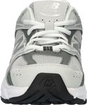 Vooraanzicht van een grijze New Balance sneaker met witte veters en een zwart accent op de neus.