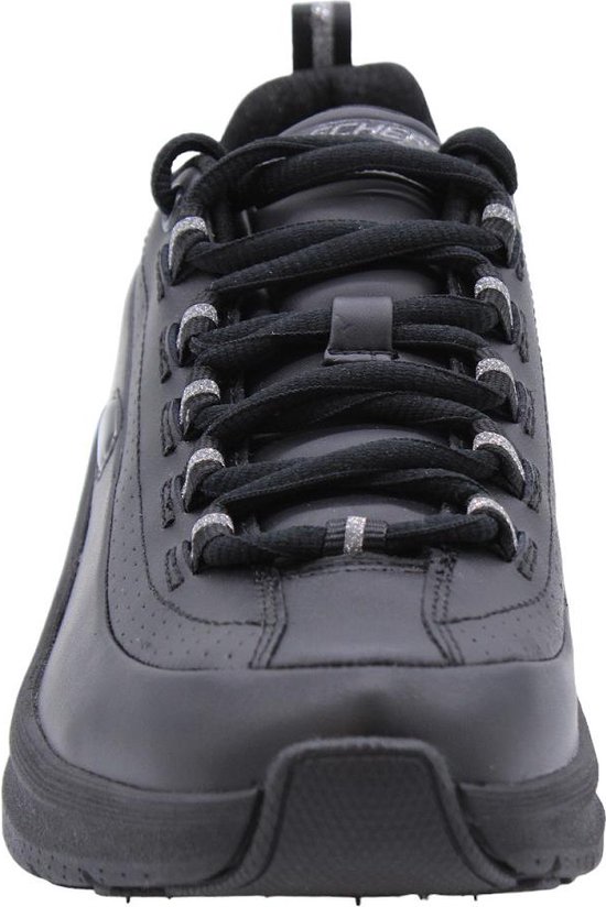Vooraanzicht van een zwarte Skechers sneaker met veters.