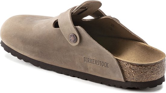 Bruine Birkenstock Boston klomp, zijkant zichtbaar met Birkenstock logo.