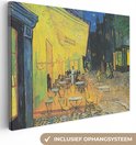 Een schilderij van een caféterras 's avonds, met een gele muur, tafels en parasols, inclusief ophangsysteem.