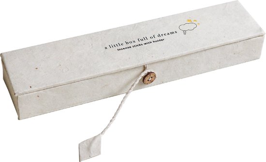 Een gesloten doosje voor wierookstokjes met de tekst 'a little box full of dreams' en een wolkje, met touwtje en knoopsluiting.