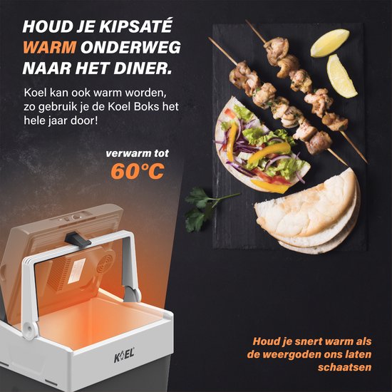 Een geopende koelbox met een verwarmde schotel met kipspiesjes en brood ernaast, op een donkere achtergrond.