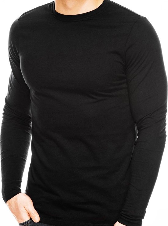 Zwart heren T-shirt met lange mouwen, ronde hals en aansluitende pasvorm. Gedragen door model.