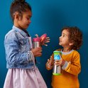 Meisje en jongen kijken elkaar aan, beiden met een roestvrijstalen drinkfles. Meisje heeft roze/oranje fles, jongen blauwe/groene fles.
