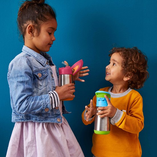 Meisje en jongen kijken elkaar aan, beiden met een roestvrijstalen drinkfles. Meisje heeft roze/oranje fles, jongen blauwe/groene fles.