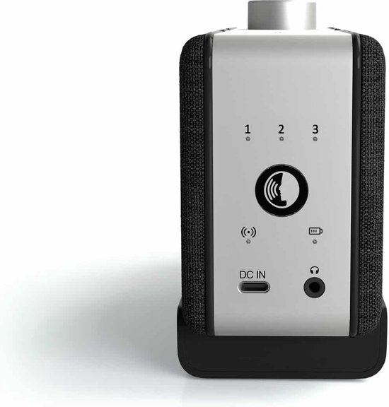 Zwarte luidspreker met zilverkleurig handvat. Achterkant met aansluitingen: DC IN, koptelefoon, USB, en instelbare niveaus 1, 2, 3.