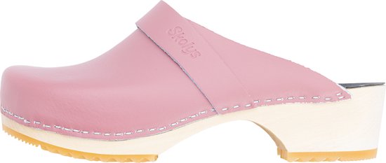 Linker pastelroze Skolys klomp met houten zool en rubberen zool. Leren bandje met merkembleem.