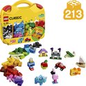 LEGO Classic koffer met een selectie van gebouwde modellen: kasteel, huis, appel, auto, boten, robots, dieren en figuren.
