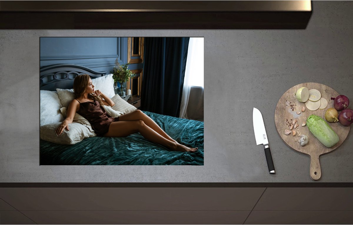 Inductieplaat Beschermer - Chique Vrouw in Satijnen Bruine Jurk op Bed - 70x55 cm - 2 mm Dik - Inductie Beschermer - Bescherming Inductiekookplaat - Kookplaat Beschermer van Wit Vinyl