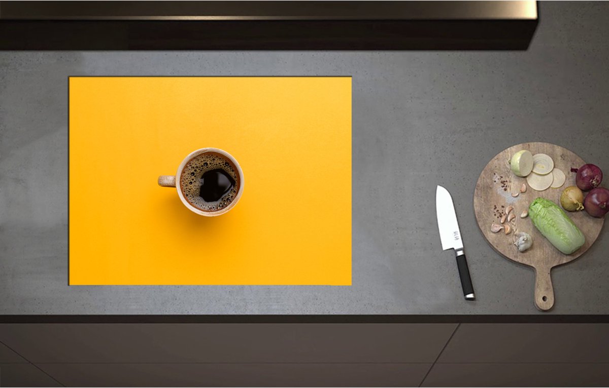 Inductieplaat Beschermer - Bovenaanzicht van Verse Kop Koffie op Okergele Ondergrond - 70x52 cm - 2 mm Dik - Inductie Beschermer - Bescherming Inductiekookplaat - Kookplaat Beschermer van Wit Vinyl