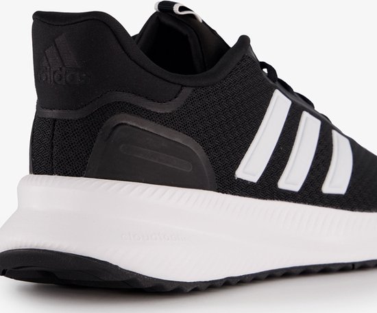 Zwarte Adidas sneaker met witte strepen, witte zool en Cloufoam tekst.