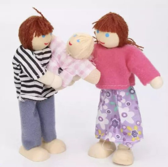Twee houten poppen met bruin garen haar houden een baby met blonde garen lokken. De ene pop draagt een gestreept shirt en spijkerbroek, de ander een roze trui en paarse bloemenrok.