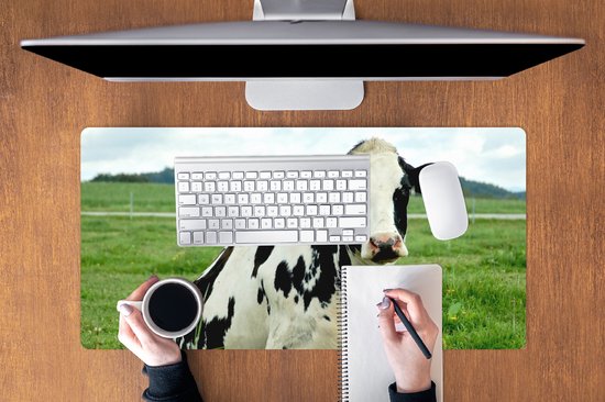 Muismat XXL 90x45 cm - Bureau onderlegger - Bureau mat Koe - Gras - Dieren - Berg - Bureaumat - Gaming mousepad xl - Bureaulegger groot - Computer deskmat