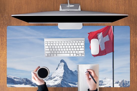 Muismat XXL 120x60 cm - Bureau onderlegger - Bureau mat Zwitserse Vlag bij Matterhorn in Zwitserland - Bureaumat - Gaming mousepad xl - Bureaulegger groot - Computer deskmat