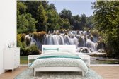 Behang - Fotobehang De Skradinski Buk-watervallen tussen de bossen in Krka in Kroatië - Breedte 400 cm x hoogte 300 cm