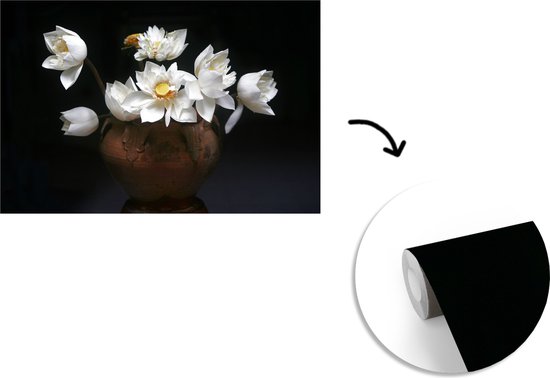 Behang - Fotobehang Witte lotussen in een vaas - Breedte 390 cm x hoogte 260 cm - Nr1Wallpaper