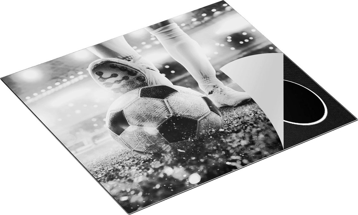 Chefcare Inductie Beschermer Voetbalspeler met de Bal in het Stadion - Zwart Wit - 60x52 cm - Afdekplaat Inductie - Kookplaat Beschermer - Inductie Mat
