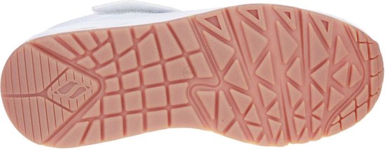 Witte sneaker met een roze loopzool met een geometrisch patroon en een Skechers logo.