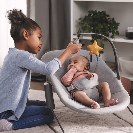 Kinderkraft CALMEE - Minimalistische schommelstoel met zachte bekleding - 3-punts gordel - speeltjes en anti-slip voetjes - Lichtgewicht - Eenvoudig te reinigen - Ideaal voor een veilige en comfortabele rust voor je baby - Grijs van Kinderkraft — afbeelding 4