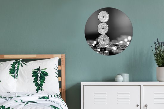 Une photo en noir et blanc d'un tas de couronnes norvégiennes Assiette en plastique cercle mural ⌀ 60 cm - impression photo sur cercle mural / cercle vivant (décoration murale)