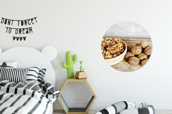 Noix entières et concassées sur une table en bois Cercle mural Assiette plastique ⌀ 60 cm - impression photo sur cercle mural / cercle vivant (décoration murale)