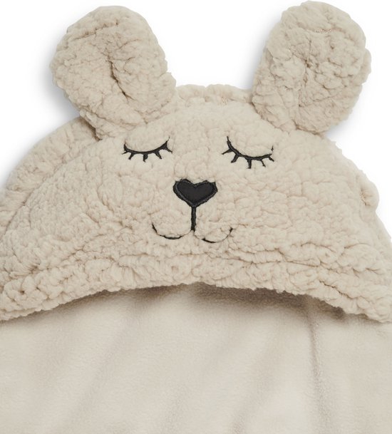 Lichtbruine teddy wikkeldeken met konijnenoren, geborduurde oogjes en neus.