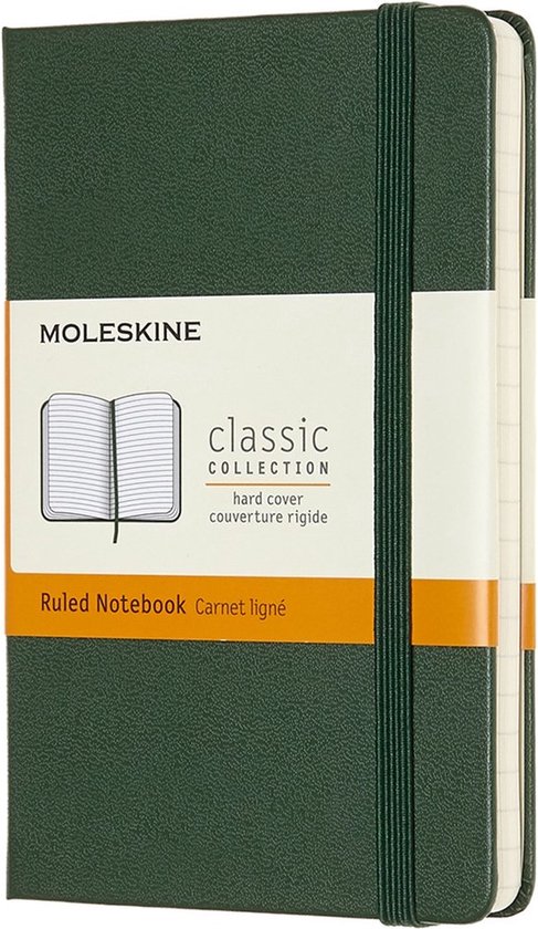 Groen moleskine notitieboek met 'Classic Collection' label, harde kaft, elastische band en groen lint.