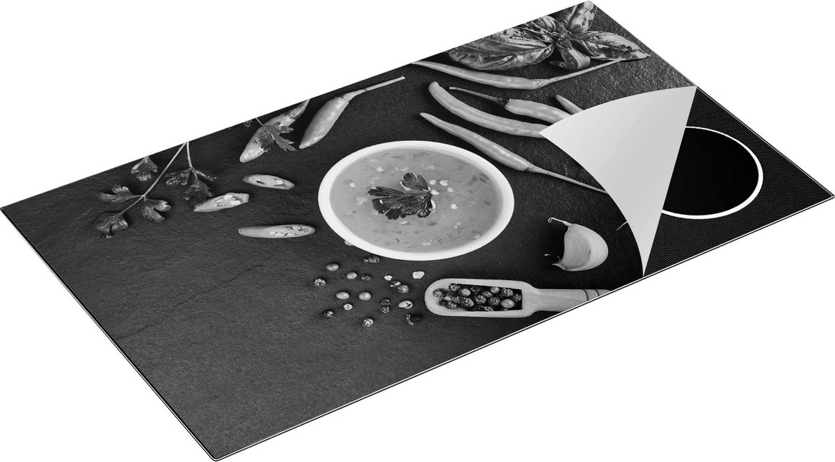 Chefcare Inductie Beschermer Hete Groenten op Zwarte Marmer - Groentes - Zwart Wit - 91,6x52,7 cm - Afdekplaat Inductie - Kookplaat Beschermer - Inductie Mat