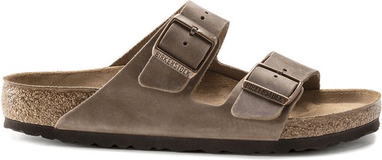 Grijze Birkenstock Arizona slipper met twee bandjes en koperkleurige gespen.