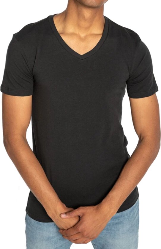 Homme à la peau hâlée portant un t-shirt noir Levi's à col en V et un jean bleu.