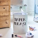 Zwarte edding 800 permanente marker op de vloer bij een prullenbak met tekst 'PAPER PLEASE'.