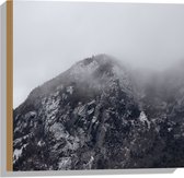 Hout - Hoge Berg met Bomen tussen de Mist - 50x50 cm - 9 mm dik - Foto op Hout (Met Ophangsysteem)