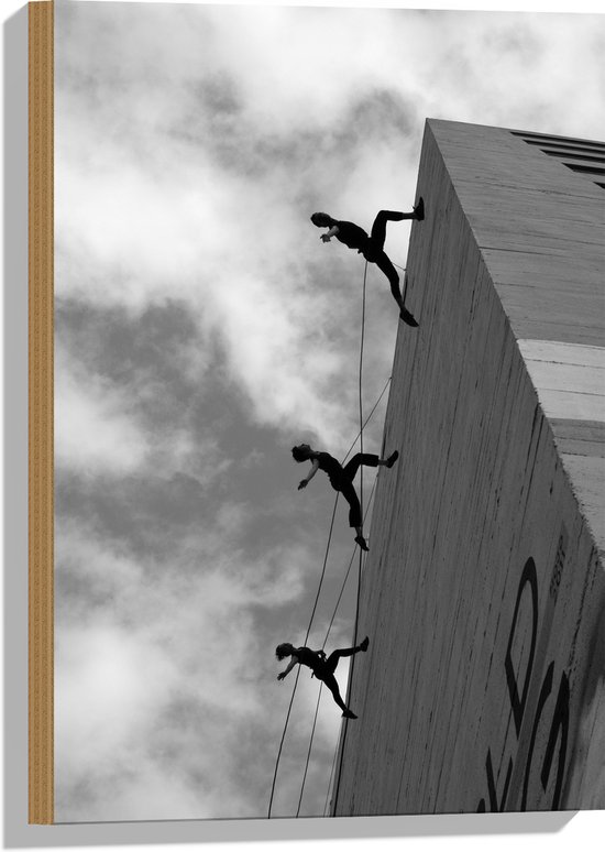 WallClassics - Hout - Dansende Mensen tegen een Gebouw - 40x60 cm - 9 mm dik - Foto op Hout (Met Ophangsysteem)