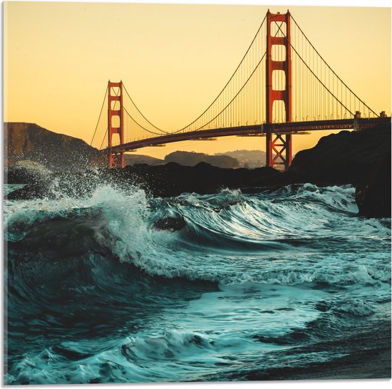 WallClassics - Acrylglas - Wilde Zee bij Golden Gate Bridge in San Francisco - 50x50 cm Foto op Acrylglas (Met Ophangsysteem)