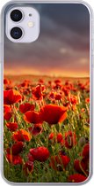 Telefoonhoesje Geschikt voor iPhone 11 hoesje - Zonsondergang bij een veld vol Klaprozen - Siliconen Telefoonhoesje