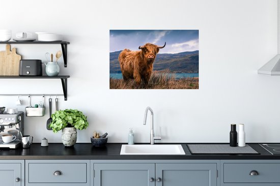 Poster Highlander écossais à un beau lac 90x60 cm - Tirage photo sur Poster (décoration murale salon / chambre) / Poster Animaux sauvages