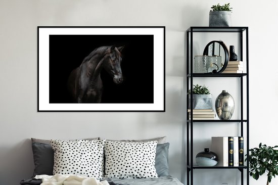 Photo encadrée - Portrait de cheval sur fond noir cadre photo noir avec  passe partout... | bol.com