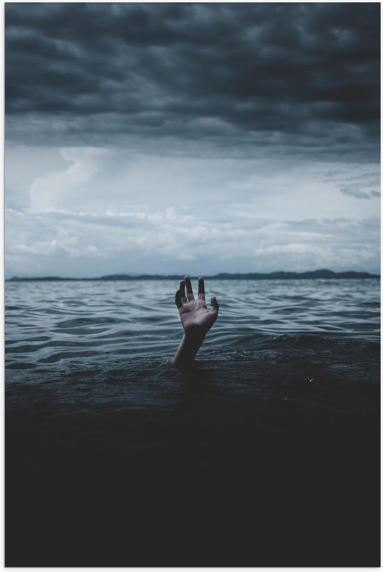 Poster Glanzend – Uitstekende Hand boven Water met Grijze Wolken - 60x90 cm Foto op Posterpapier met Glanzende Afwerking