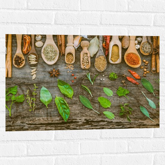 Muursticker - Houten Lepels met Specerijen omringd door Bladeren - 75x50 cm Foto op Muursticker