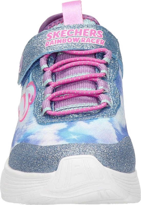 Blauwe, witte en roze kindersneaker met wolkendessin, glitters en striksluiting.