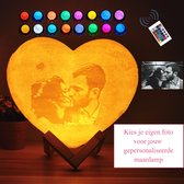 Eigen Foto Maanlamp 3D Hartvormig met Tekst - 18cm - 16 Kleuren met afstandsbediening - Inclusief houten standaard - Valentijn cadeau - Maanlamp - Gepersonaliseerde Cadeau - Rouw Geschenk - Aandenken - Moonlight - Moederdag - Vaderdag - Tafellamp