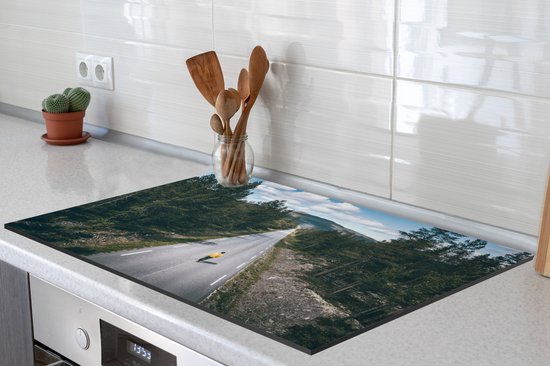 KitchenYeah® Inductie beschermer 77x51 cm - Eenzaam in de bossen van Noorwegen - Kookplaataccessoires - Afdekplaat voor kookplaat - Inductiebeschermer - Inductiemat - Inductieplaat mat