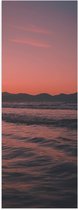 WallClassics - Poster Glanzend – Golvende Zee met Oranje Paarse Lucht - 40x120 cm Foto op Posterpapier met Glanzende Afwerking