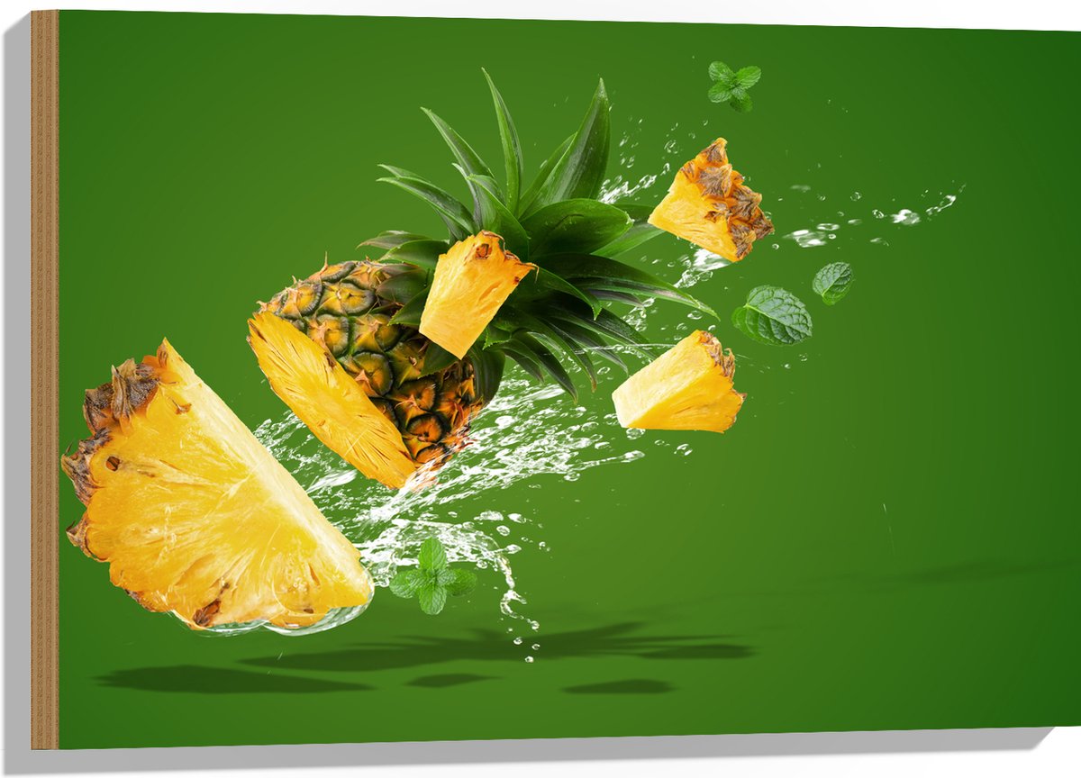 Hout - Gele Ananas in Stukken tegen Groene Achtergrond - 75x50 cm - 9 mm dik - Foto op Hout (Met Ophangsysteem)