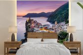 Behang - Fotobehang Uitzicht over verlichte huisjes en de zee in Cinque Terre - Breedte 260 cm x hoogte 260 cm