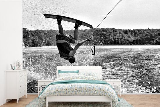 Foto: Behang fotobehang een mannelijke tiener hangt ondersteboven op een wakeboard zwart wit breedte 330 cm x hoogte 220 cm